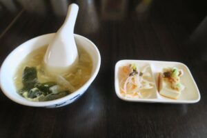 斎華房のランチセットのスープと小鉢を撮影した写真