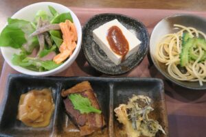 「とまり食堂」の王朝みそ汁定食の七菜を撮影した写真