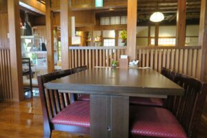 ぬちがふうのテーブル席を撮影した写真