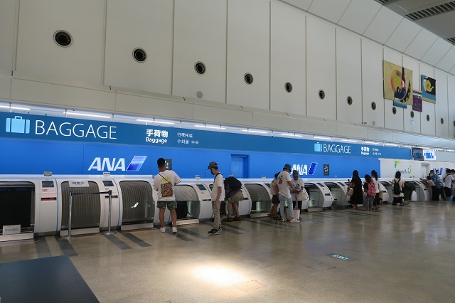 全日空のチェックインカウンターを撮影した写真