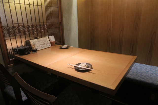 焼乃魚島のテーブル席を撮影した写真