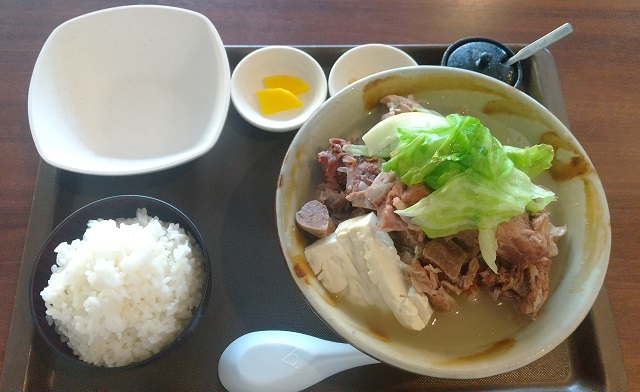 宮良そばの骨汁を撮影した写真