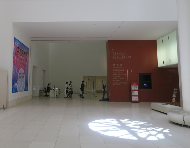 おきみゅー（県立博物館美術館）の美術館の入り口を撮影した写真