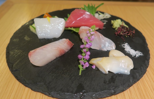 焼乃魚島の刺身を撮影した写真