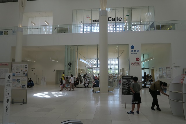 おきみゅー（県立博物館美術館）のロビーを撮影した写真