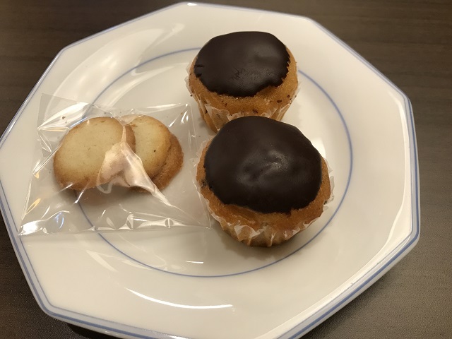 ユインチホテル南城のラウンジのクッキーとマフィンを撮影した写真