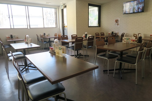 宮良そばの客席を撮影した写真