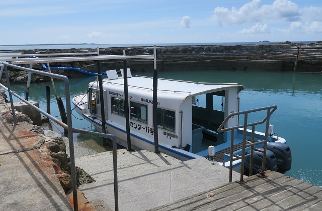 コマカ島へ行く船を撮影した写真