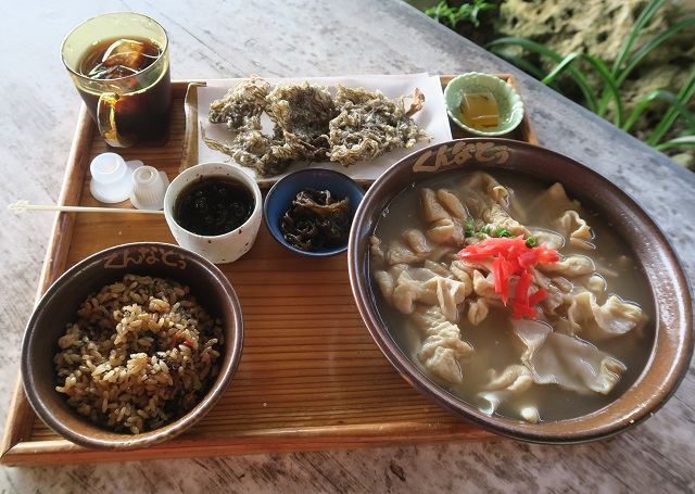 もずく中身そば定食を撮影した写真