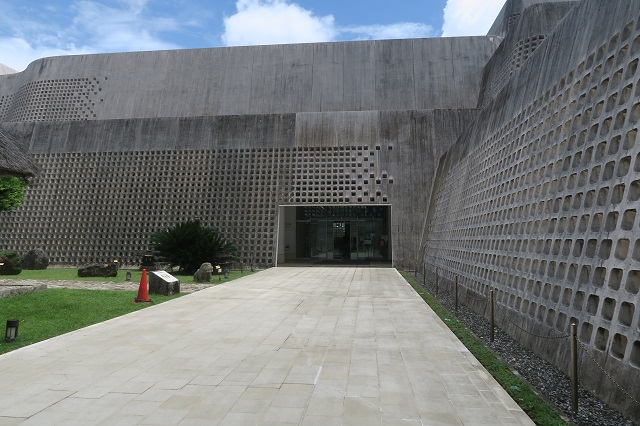 おきみゅー（県立博物館美術館）の入り口を撮影した写真