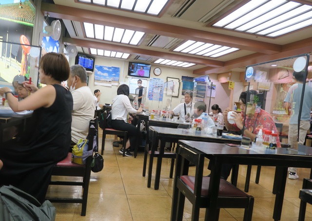 空港食堂の店内の様子を撮影した写真