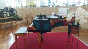 那覇空港街角ピアノを撮影した写真