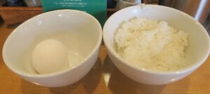 トルネコパーパのサービスの生卵とランチ無料のライスを撮影した写真