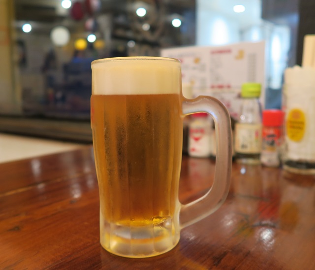 らう次郎のセンベロのビールを撮影した写真
