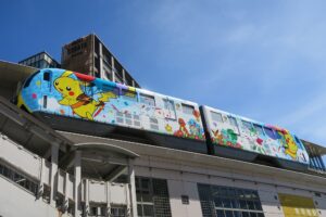 ピカチュウラッピング車両のゆいレールを撮影した写真