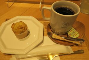 soysoyのコーヒーとマフィンを撮影した写真