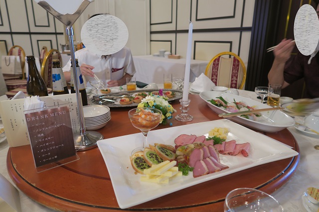 円卓に並べられたお料理を撮影した写真