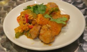 那覇哀歌のタイ風チキンのカレー炒めを撮影した写真