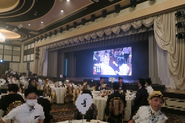 披露宴会場のステージを撮影した写真