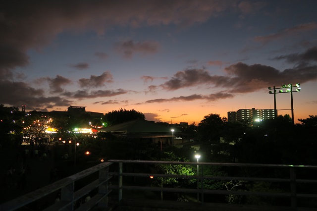 てだこまつりの会場から見た夕景を撮影した写真