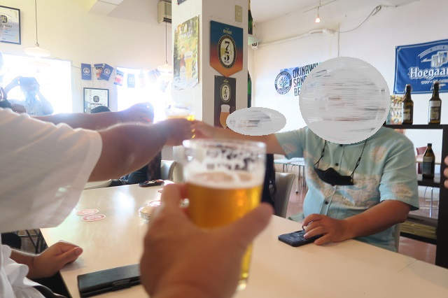 二次会の乾杯の様子を撮影した写真