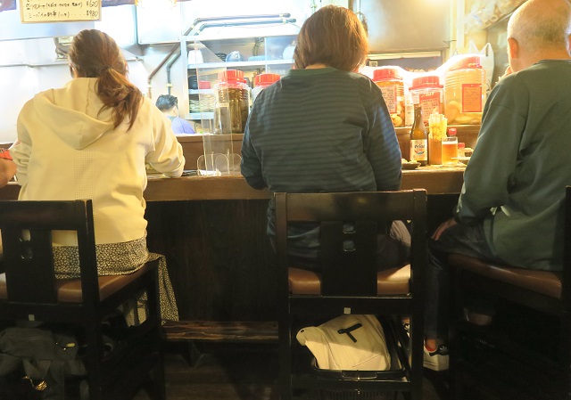 「ゆうなんぎい」のカウンター席を撮影した写真