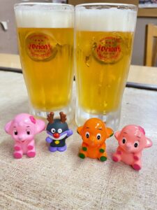 蛸屋本店のセンベロのビールと人形を撮影した写真