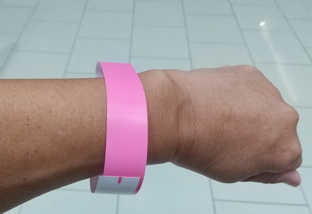 okinawa weekend beer partyのリストバンドを撮影した写真