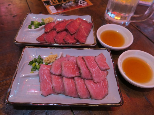 餃子の華の牛タタキと馬刺しを撮影した写真