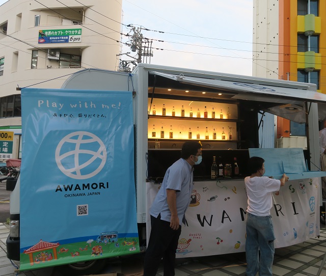 泡盛キッチンカーのイベントの様子を撮影した写真