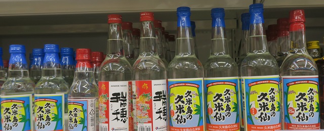 泡盛の陳列を撮影した写真