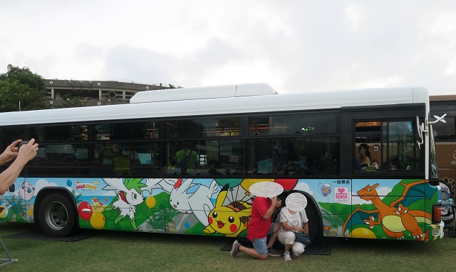てだこまつりのピカチュウバスの展示の様子を撮影した写真