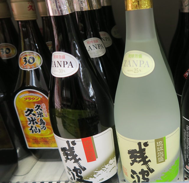 泡盛の陳列を撮影した写真