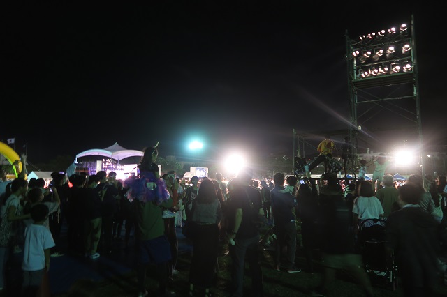 てだこまつりの花火の前にライトが消された様子を撮影した写真