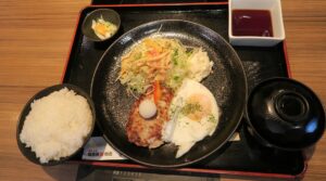 「我那覇豚肉店 本店」のハンバーグ定食を撮影した写真