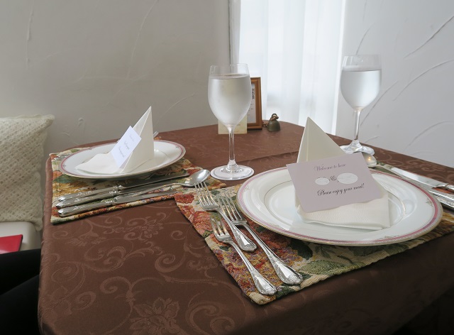 「La･ Miroir（ラ・ミロワール）」のテーブルを撮影した写真