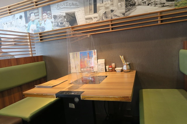 「我那覇豚肉店 本店」のテーブル席を撮影した写真