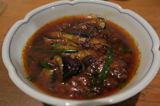 「大衆中華とお酒の場　マカト」の麻婆茄子を撮影した写真