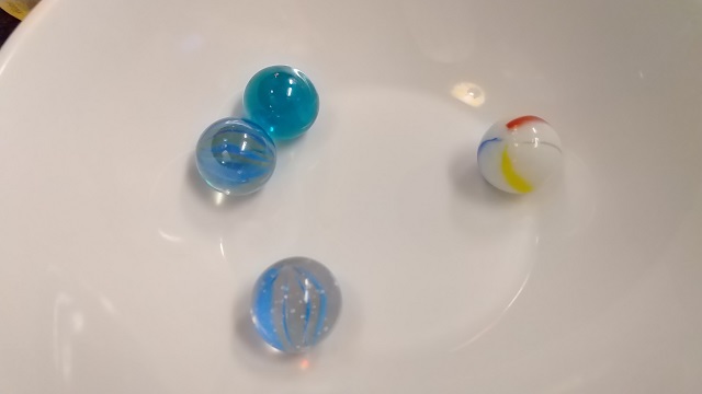 「しもじ屋」のドリンク引き換えのビー玉を撮影した写真