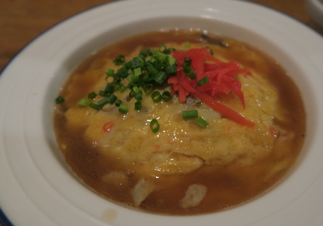 「大衆中華とお酒の場　マカト」のカニ玉を撮影した写真