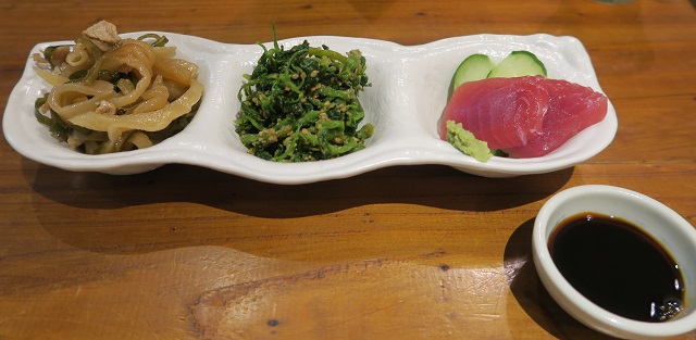 「カル・カフェ」の飲み放題のおまかせつまみを撮影した写真