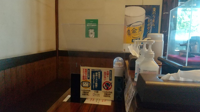 古民家食堂のテーブル席を撮影した写真