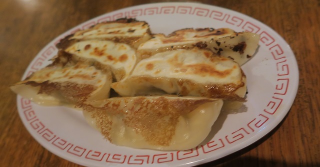 「大衆中華とお酒の場　マカト」の餃子を撮影した写真