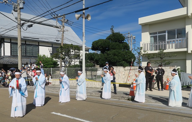 クェーナを踊る様子を撮影した写真