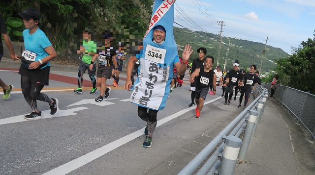 尚巴志ハーフマラソンのランナー「あわもり君」を撮影した写真