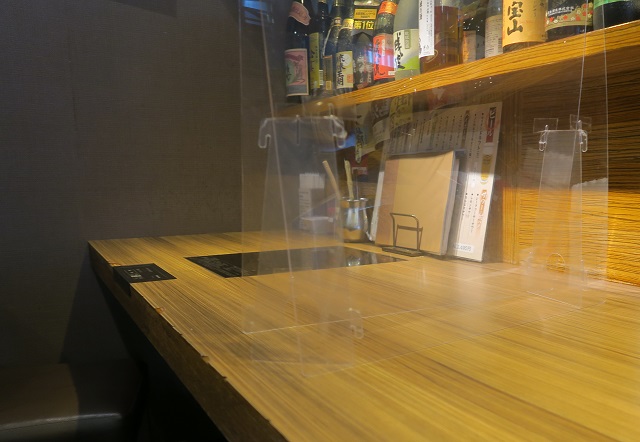 「我那覇豚肉店 本店」のカウンター席を撮影した写真