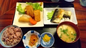 古民家食堂のてびちと焼き魚定食を撮影した写真