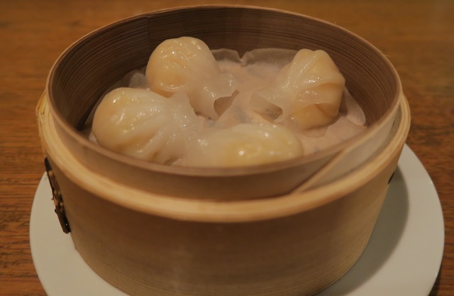 「大衆中華とお酒の場　マカト」の海老蒸し餃子を撮影した写真