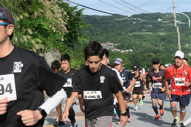 尚巴志ハーフマラソンのランナーたちを撮影した写真