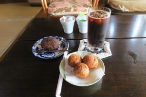 音猫のアイスコーヒーとおはぎを撮影した写真